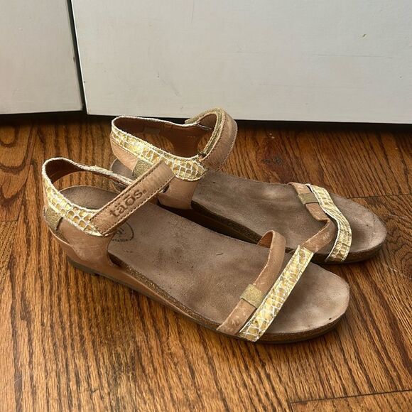 TAOS Gala Sandals Beige Gold Snake Leather Ankle Strap Wedge Size 38 US 7.5 - Picture 1 of 6